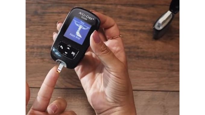 Các bước lấy máu và đưa mẫu vào que thử Accu-Chek